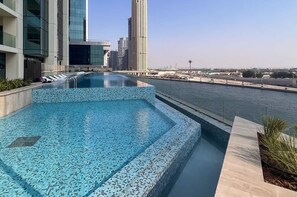 En swimmingpool med utsikt över stadens silhuett.