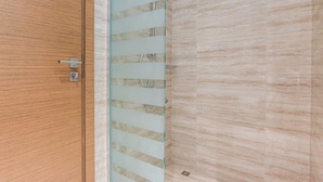Eine Holztür mit Glasfenster und Metallbeschlägen.