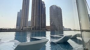 Vista de edificios altos con una piscina al frente.
