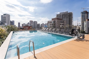 Outdoor pool - Onze22 by Viva - Estúdios Modernos a 400m do Metrô Vila Madalena com Piscina no Rooftop (São Paulo)