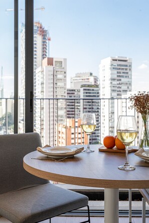 Deluxe Studio | Dining - Onze22 by Viva - Estúdios Modernos a 400m do Metrô Vila Madalena com Piscina no Rooftop (São Paulo)