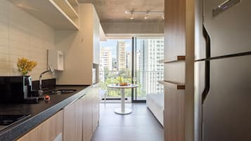Full-sized fridge, microwave, oven, coffee/tea maker
