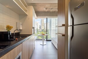 Full-sized fridge, microwave, oven, coffee/tea maker
