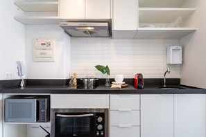Estudio clásico | Cocina privada | Refrigerador con congelador, microondas, horno y cafetera y tetera 