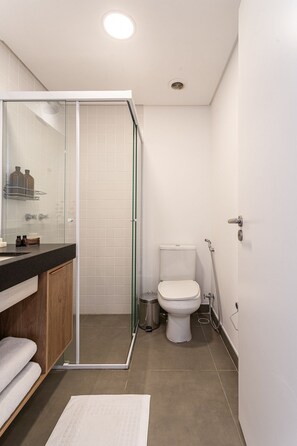 Deluxe Studio | Bathroom