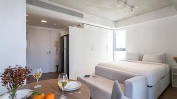 Deluxe Studio | Desk, iron/ironing board, free WiFi, bed sheets