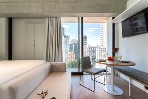 Deluxe Studio | Desk, iron/ironing board, free WiFi, bed sheets - Onze22 by Viva - Estúdios Modernos a 400m do Metrô Vila Madalena com Piscina no Rooftop (São Paulo)