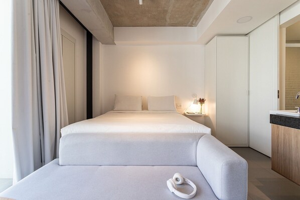 Escritorio, tabla de planchar con plancha, wifi gratis y ropa de cama 