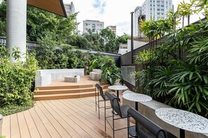 Outdoor dining - Onze22 by Viva - Residencial moderno e funcional na Vila Madalena (São Paulo)