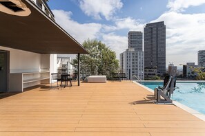 Outdoor pool - Onze22 by Viva - Estúdios Modernos a 400m do Metrô Vila Madalena com Piscina no Rooftop (São Paulo)