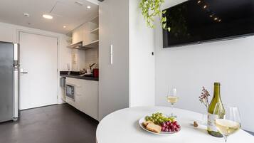 Classic Studio | Private kitchen | Full-size fridge, microwave, oven, coffee/tea maker