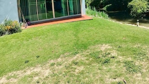 Un edificio moderno con amplios ventanales y techo plano.