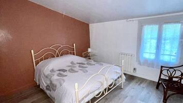 2 slaapkamers, reisbedje, beddengoed