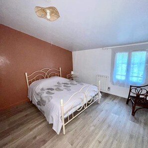 2 bedrooms, travel cot, bed sheets