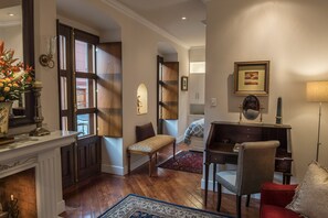 Suite, 1 Queen Bed | 1 bedroom, blackout curtains, soundproofing, iron/ironing board - Villa Colonna (Quito)