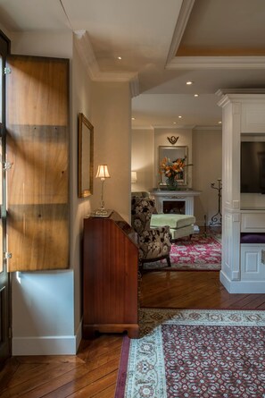 Suite, 1 Queen Bed | 1 bedroom, blackout curtains, soundproofing, iron/ironing board - Villa Colonna (Quito)