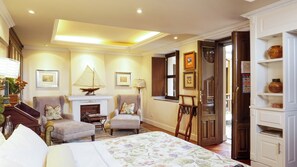 Suite, 1 King Bed | 1 bedroom, blackout drapes, soundproofing, iron/ironing board - Villa Colonna (Quito)