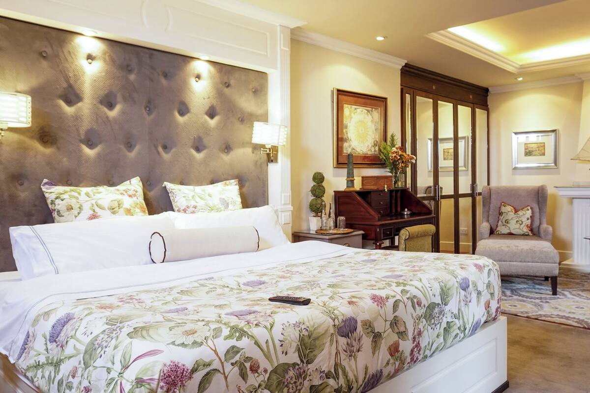 Suite, 1 King Bed | 1 bedroom, blackout curtains, soundproofing