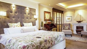 Suite, 1 King Bed | 1 bedroom, blackout drapes, soundproofing, iron/ironing board - Villa Colonna (Quito)