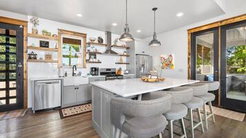 Refrigerador, microondas, horno y parrilla de estufa