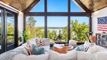 Televisión, chimenea y oficina