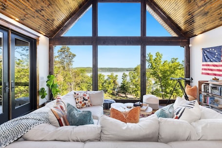 TV, fireplace, offices. Shoreline Splash-Easy Access to Beaver Lake-Kayaks