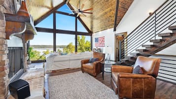 Een televisie, een open haard en een kantoor