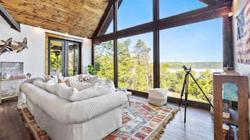 Televisión, chimenea y oficina