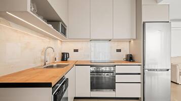 KĂŒhlschrank, Mikrowelle, Ofen, Herdplatte