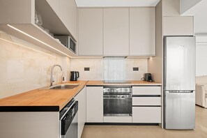 Kühlschrank, Mikrowelle, Ofen, Herdplatte