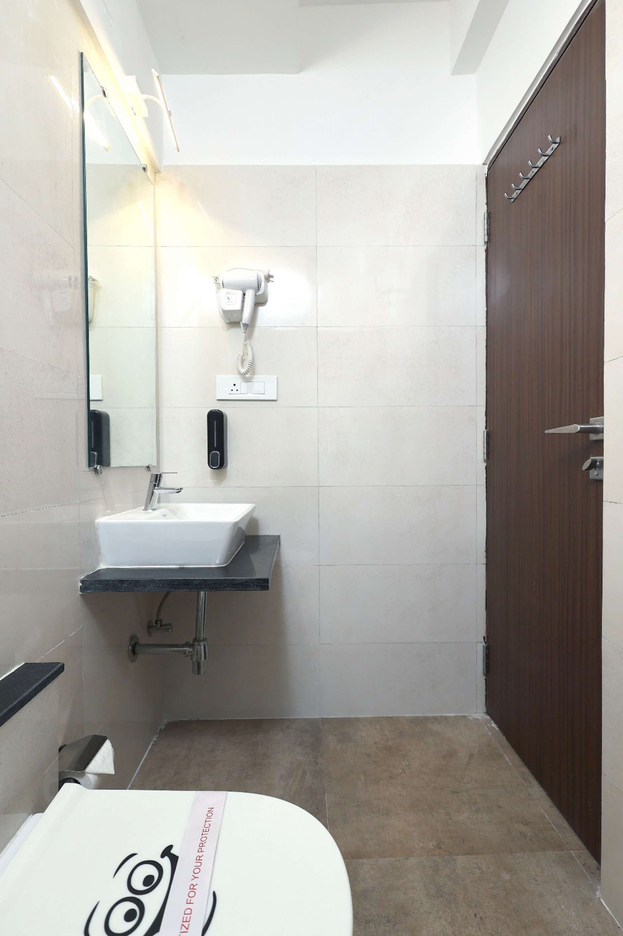 Een douche, een haardroger, handdoeken