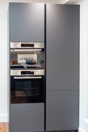 Frigorífico, microondas, horno y placa de cocina