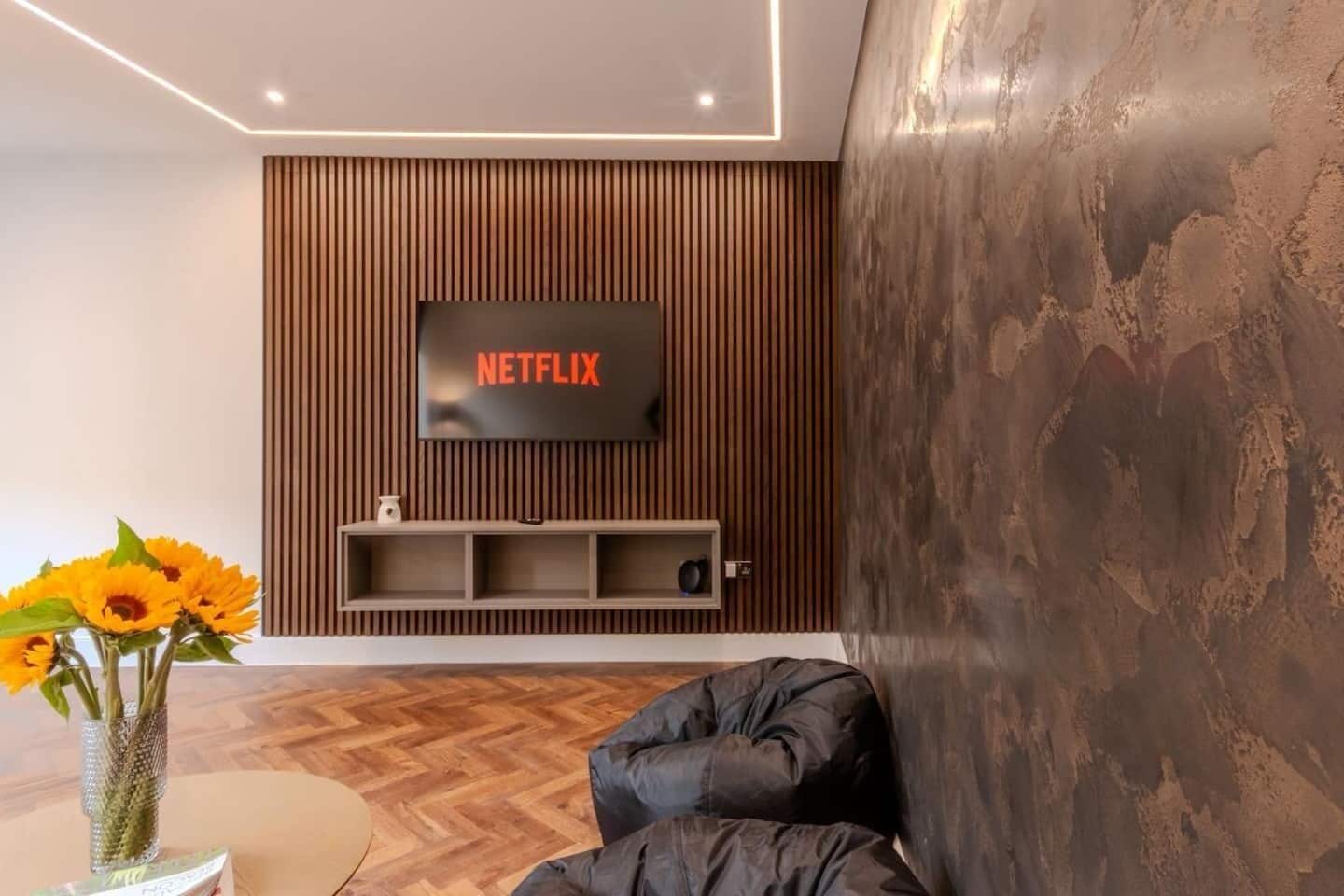 Luxury Smart TV Lounge with Ambient Lighting
Unwind in a stylish open-plan living space featuring warm mood lighting, parquet flooring, ultra-fast Wi-Fi and a large Smart TV perfect for Netflix nights, long stays and city breaks.
