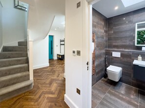 Douche, sèche-cheveux, bidet, serviettes fournies