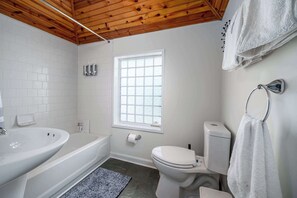 Een douche, handdoeken