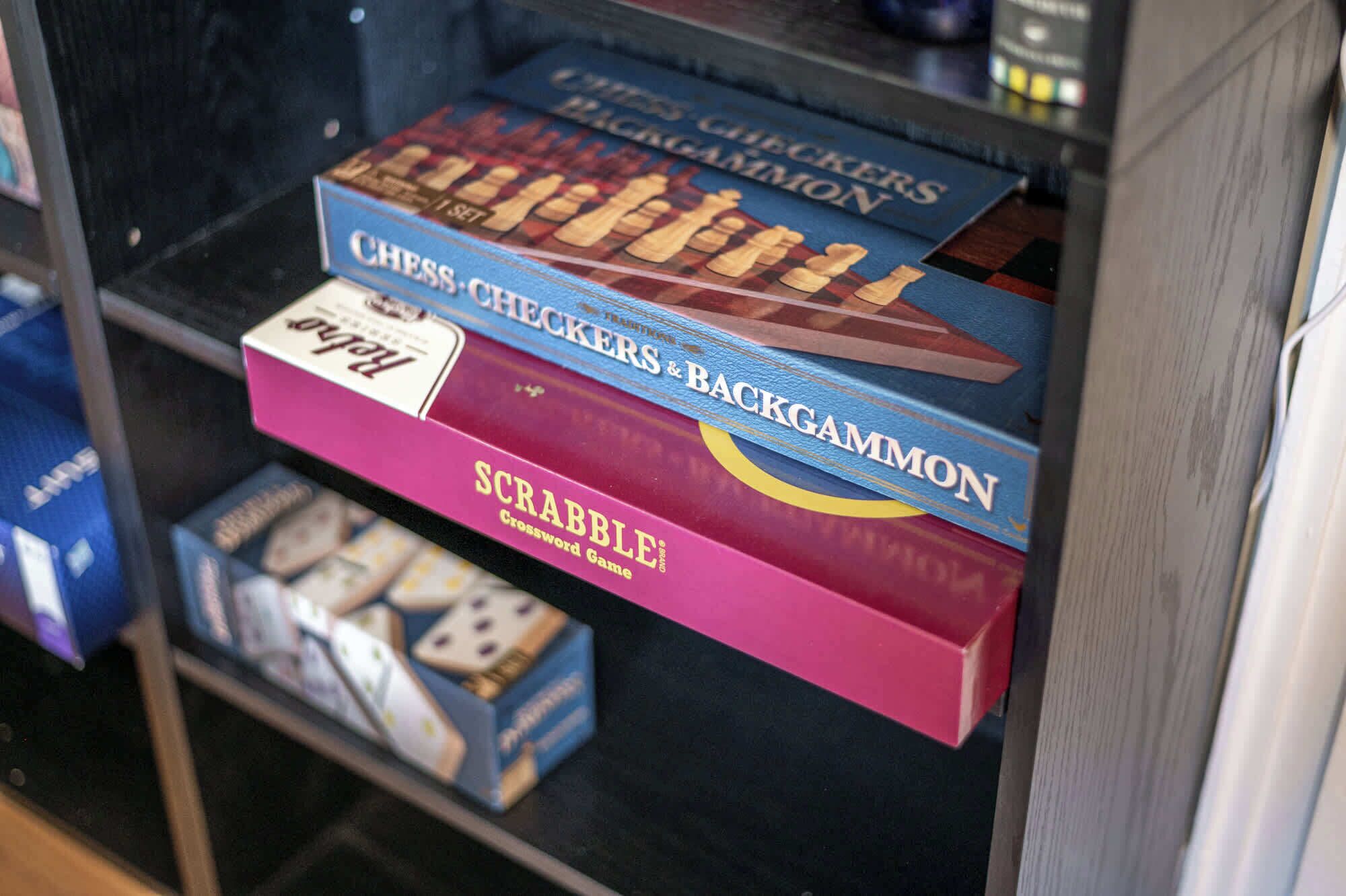 Een plank met gezelschapsspellen, waaronder Scrabble, dammen en schaken.