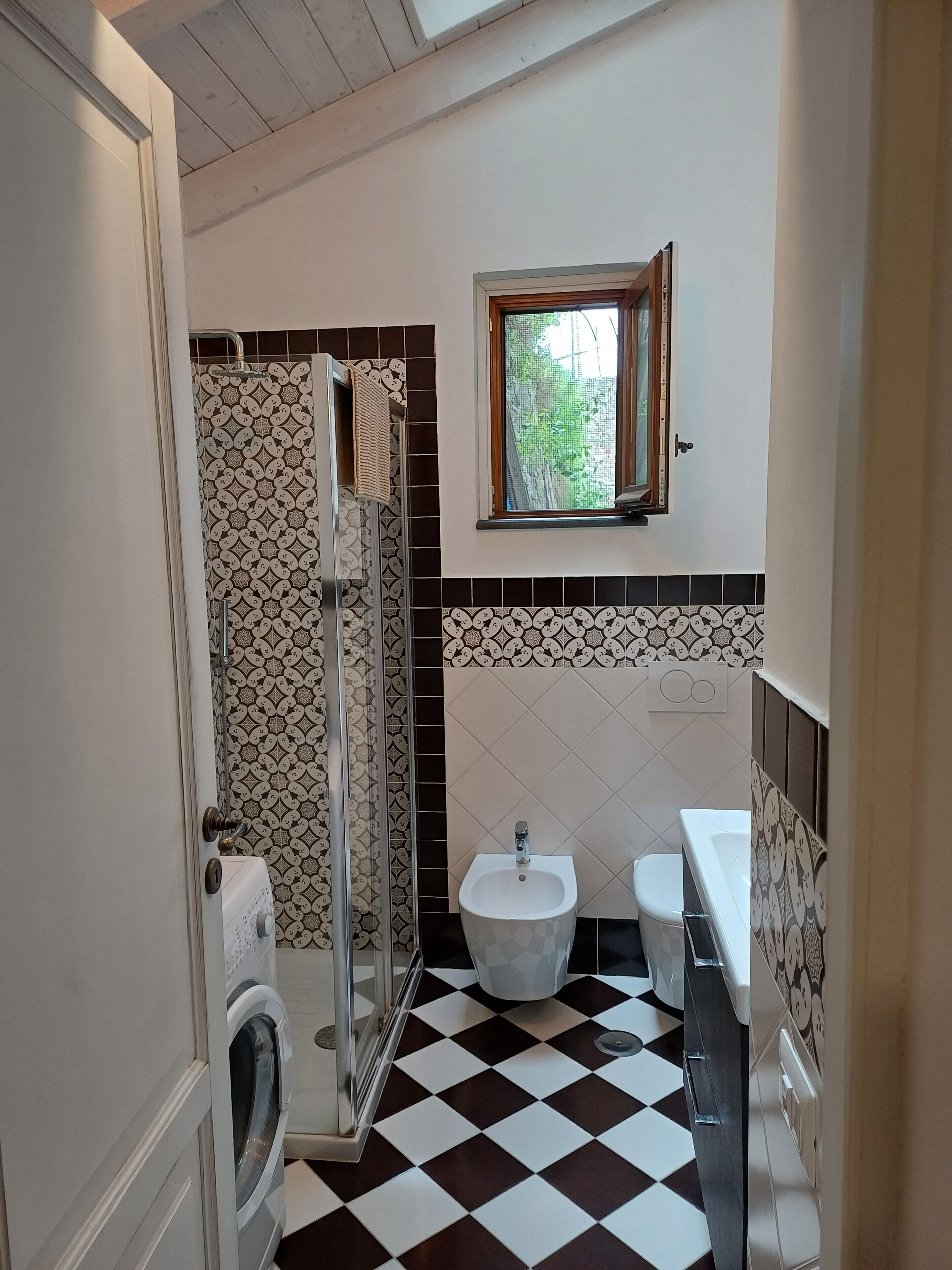 Douche, sèche-cheveux, bidet, serviettes fournies