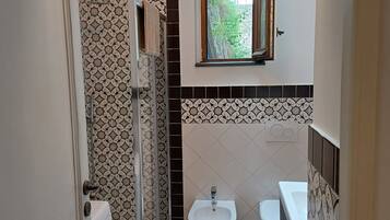 Douche, sèche-cheveux, bidet, serviettes fournies