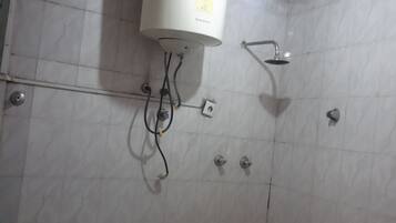 Handuk, sabun, dan tisu toilet