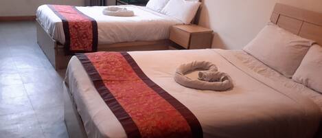 Szoba két külön ággyal, kilátással a városra | Íróasztal, laptophoz jól használható munkafelület és ingyenes wifi