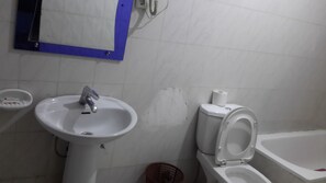 Pantuflas, toallas, jabón, papel de baño 