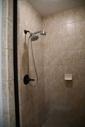 Baignoire à remous, serviettes fournies, papier de toilette
