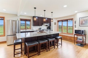 Køleskab, mikrobølgeovn, opvaskemaskine, kaffe-/temaskine