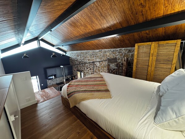 2 bedrooms, travel cot, free WiFi, bed sheets