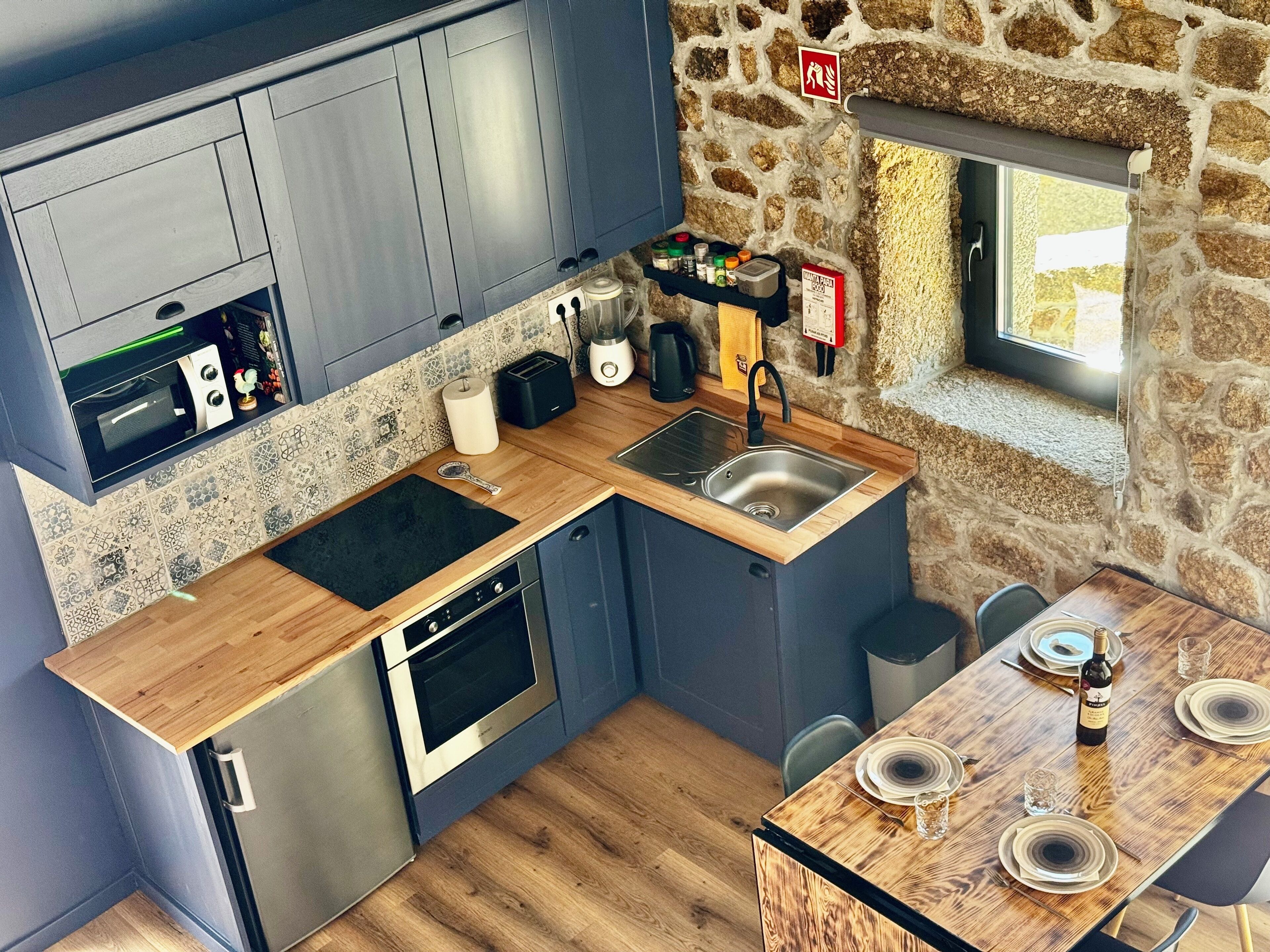 Frigorífic, microones, forn i placa de cuina 