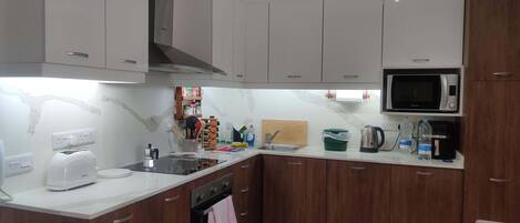 Frigorifero, microonde, forno, piano cottura
