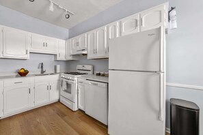 Fridge, oven, stovetop, dishwasher