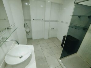 Regadera, toallas, jabón, papel de baño