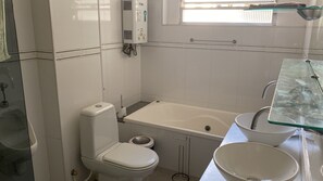 Regadera, toallas, jabón, papel de baño 