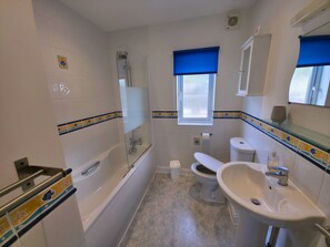 Bathroom - 3 bedroom Woolacombe seafront property with stunning sea views (Woolacombe)